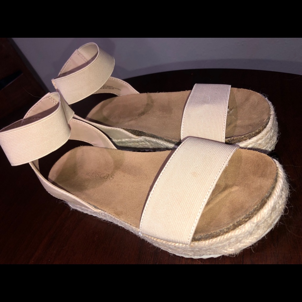 Strap sandals